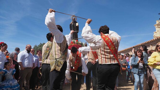 Los lanzaores trenzan su danza durante la procesión de San Benito, sin dar nunca la espalda al Santo