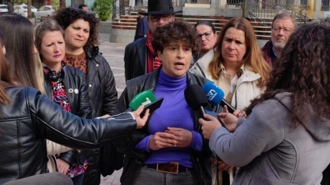 La secretaria de igualdad del PSOE en Huelva, Conso Benítez, declara ante los medios