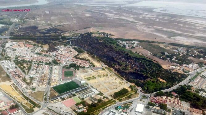 Desoladoras imágenes aéreas de Las Canteras tras el incendio en Puerto Real