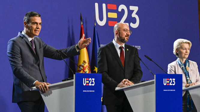 El presidente del Gobierno en funciones, Pedro Sánchez; el presidente del Consejo Europeo, Charles Michel, y la presidenta de la Comisión Europea, Ursula von der Leyen, en rueda de prensa en Granada.