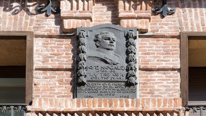 Placa de José Nogales en la que fue su casa de Madrid