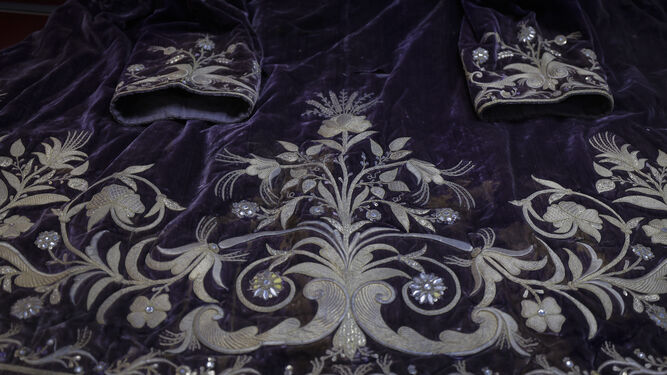 La túnica, con bordados propios de finales del siglo XVIII y principios del XIX.