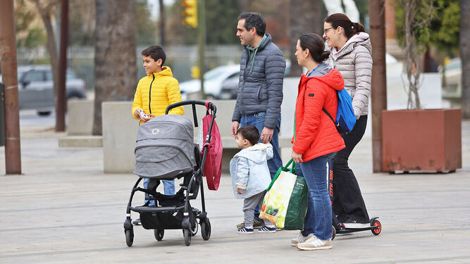 Una familia pasea por las inmediaciones del parque Zafra