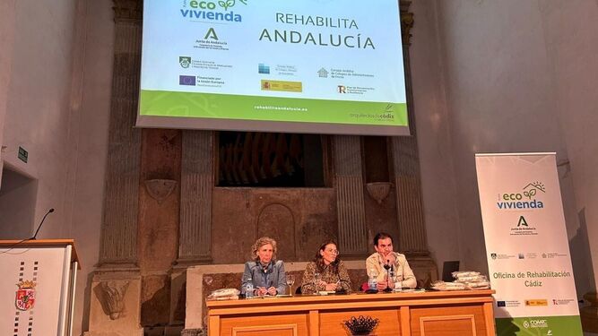 Jornada informativa del Colegio de Arquitectos celebrada en Puerto Real para dar a conocer las subvenciones para la rehabilitación energética de edificios y viviendas.