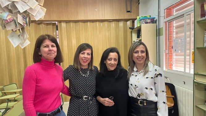 La directora del IES Clara Campoamor, Inés Picón, la profesora de Lengua Lucía Cucala, la escritora Paloma González Rubio, y la profesora de Lengua Mayte Cortijo.