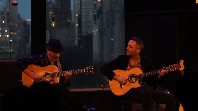 Los guitarristas Rycardo Moreno y Yotam Silberstein en el Lincoln Center.