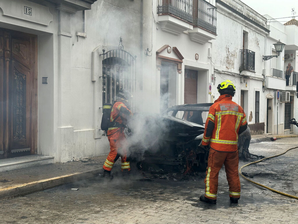 Alarma vecinal en Cartaya por el incendio de un coche: as&iacute; han sofocado las llamas Polic&iacute;a Local, Guardia Civil y Bomberos