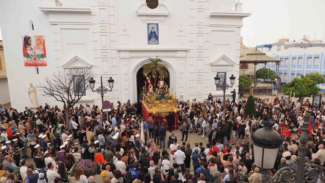 Numerosos vecinos y visitantes disfrutan de La Mulita en Isla Cristina