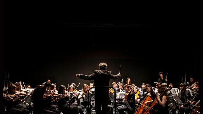 Imagen de la orquesta universitaria durante un concierto.