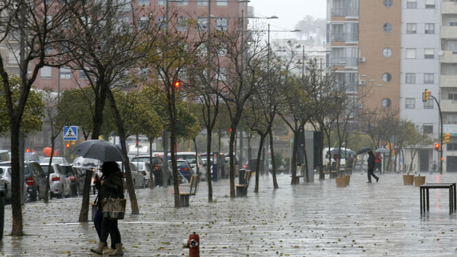 Lluvia en el centro de Huelva, en una imagen de archivo.