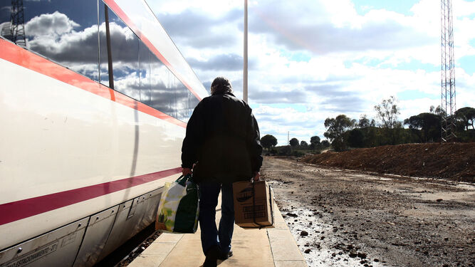 Un pasajero se dispone a montarse en el tren Huelva-Zafra.