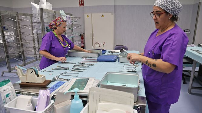 Dos profesionales de la Central de Esterilización del hospital Juan Ramón Jiménez con el material quirúrgico.