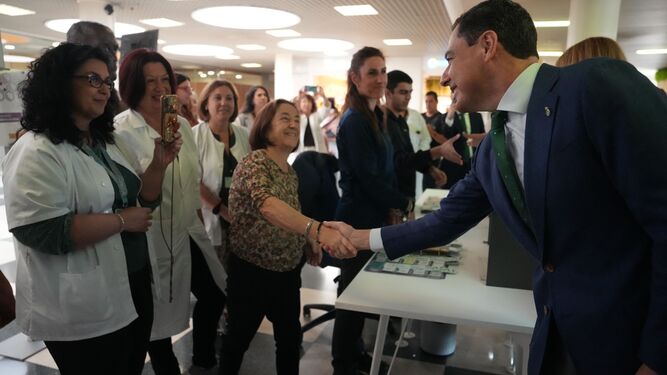 El presidente de la Junta, Juanma Moreno, saluda a unas sanitarias en Huelva.