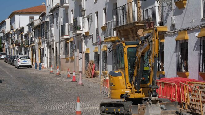Excavadora en calle Real antes del inicio de los trabajos.