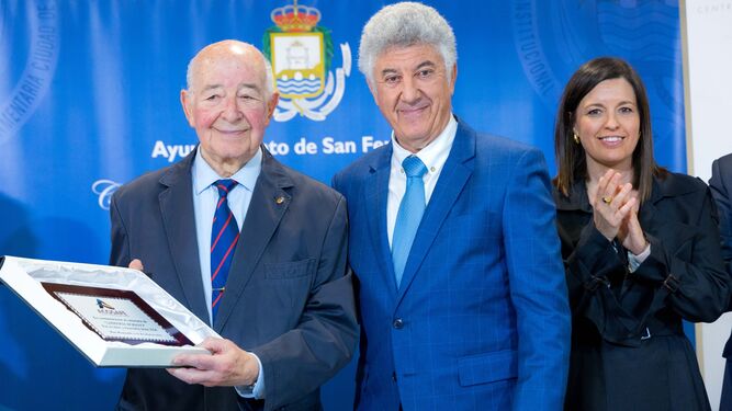 Manuel Luna, presidente de Acosafe y Fedeco, entrega una placa conmemorativa a Francisco García Barroso por el centenario de la librería Bozano.
