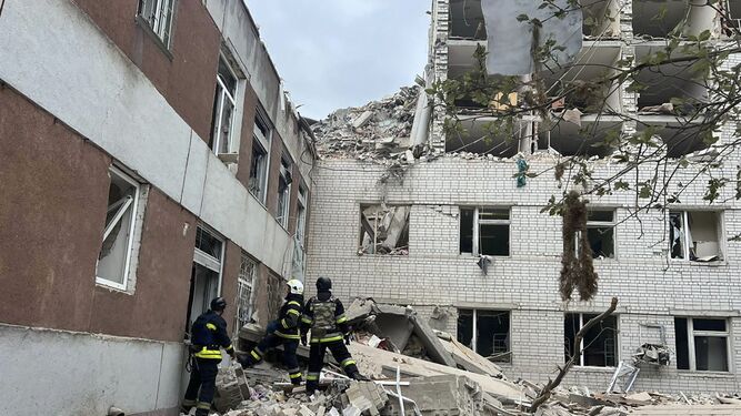 Equipos de rescate de Ucrania trabajan en un edificio destruido por ataques rusos en Cherniguiv.