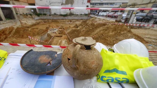 La urna funeraria, los restos del cadáver del niño y la pátera romana localizdos en Los Chinchorros