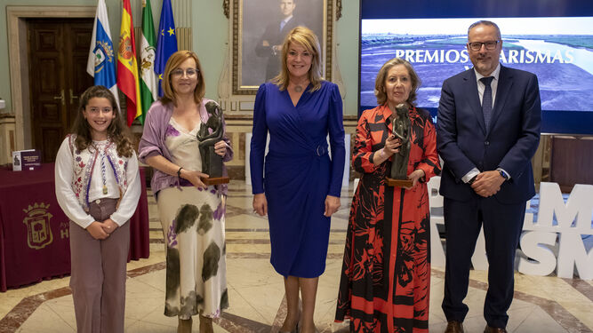 La alcaldesa de Huelva, Pilar Miranda, junto a las premiadas.