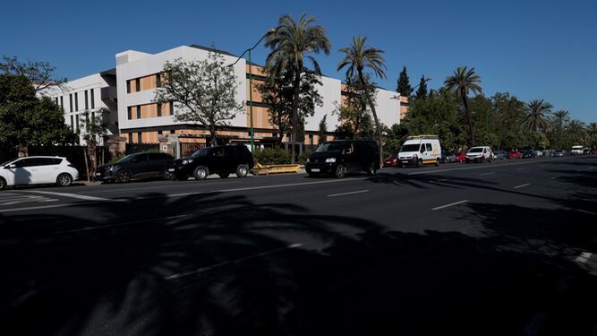Vista de la residencia de estudiantes desde la acera opuesta de la avenida de la Palmera.