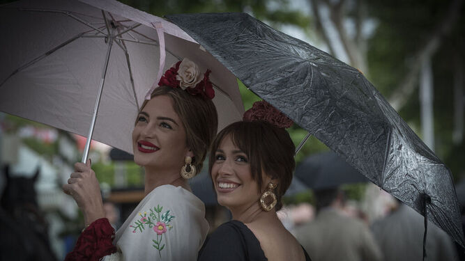 Un par de flamencas en la Feria de Abril con paraguas