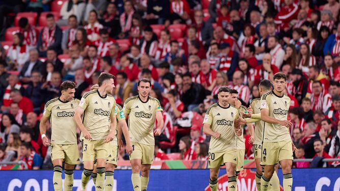 Los jugadores del Granada celebran el gol marcado en Bilbao
