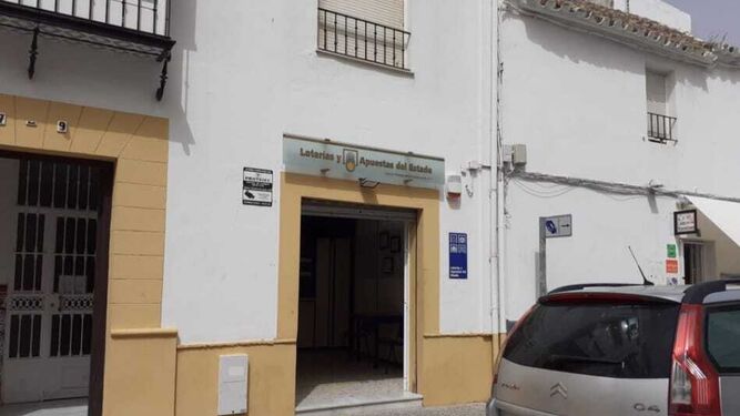 La administración premiada está situada en la calle Álamos.