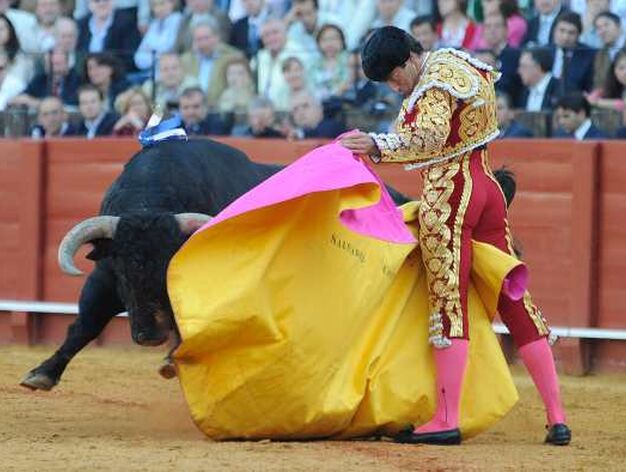 El torero sevillano da un capotazo con la izquierda.

Foto: Antonio Pizarro