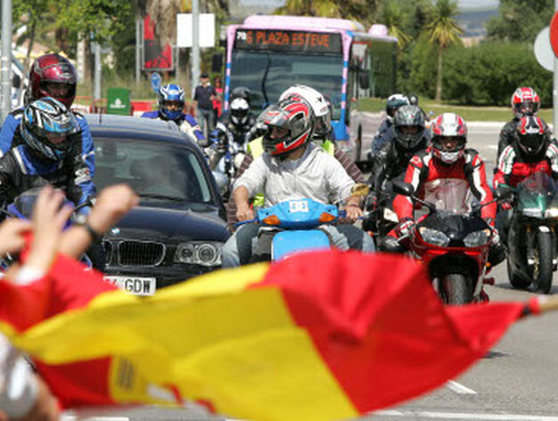 Banderas de Espa&ntilde;a y aplausos para recibir a los moteros.

Foto: Pascual