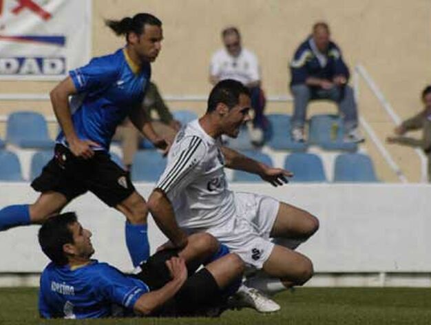 La derrota por 2-0 del San Fernando en el Alfonso Murube de Ceuta mete al equipo en zona de descenso

Foto: Joaquin Sanchez