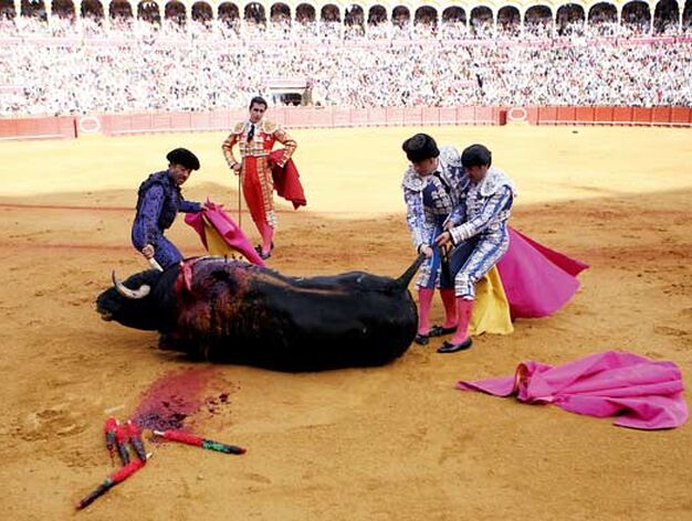 El toro en plena agon&iacute;a tirado en la Plaza de Toros con el Fandi al fondo.

Foto: Juan Carlos Mu&ntilde;oz