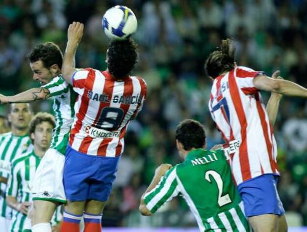 Ra&uacute;l Garc&iacute;a salta para conseguir el bal&oacute;n ante la mirada de varios rivales.

Foto: Antonio Pizarro