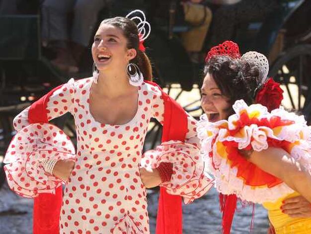 Varias flamencas se divierten en la Feria.

Foto: Jos&eacute; &Aacute;ngel Garc&iacute;a