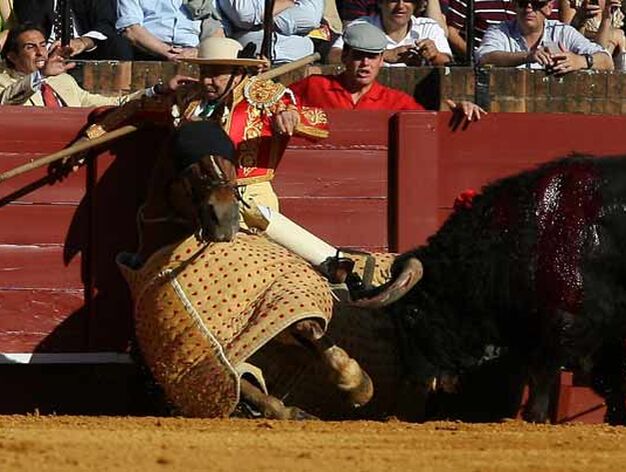Un picado es derribado con su caballo por uno de los astados.

Foto: Juan Carlos Mu&ntilde;oz