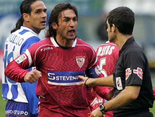 Javi Navarro discute una acci&oacute;n de juego durante un Sevilla F.C. - Alav&eacute;s.




Foto: ARS