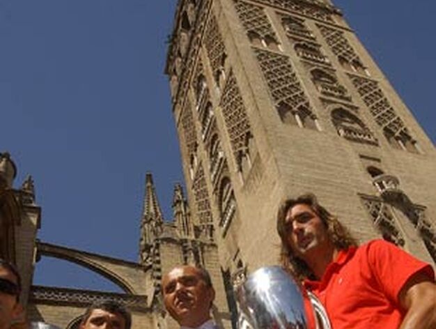 El Sevilla F.C. presenta la Supercopa en la Catedral de Sevilla. De izquierda a derecha: Juande Ramos, Jos&eacute; Mar&iacute;a del Nido, presidente del Sevilla F.C., y Javi Navarro.		


Foto: Manuel G&oacute;mez