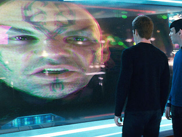 Kirk (Chris Pine) y Spock (Zachary Quinto) observan la amenaza de Nero (Eric Bana).

Foto: Paramount Pictures