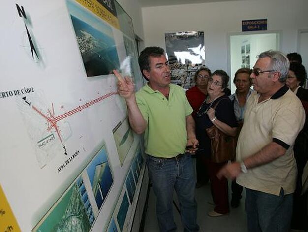 Los vecinos de Astilleros visitan las obras del segundo puente.

Foto: Jesus Marin