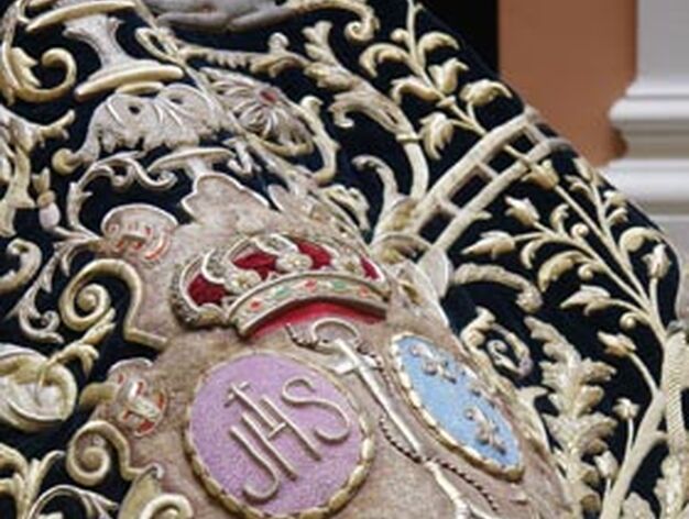 El escudo de la hermandad en el manto de los dragones.

Foto: Victoria Hildago