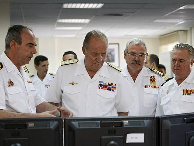 El Rey Juan Carlos visita el Instituto Hidrogr&aacute;fico de la Marina en C&aacute;diz. 

Foto: Julio Gonzalez