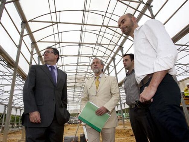 Juan Espadas (a la izquierda) y Adolfo Fernandez Palomares (en el centro), ayer en el invernadero en obras.

Foto: Jaime Mart&iacute;nez