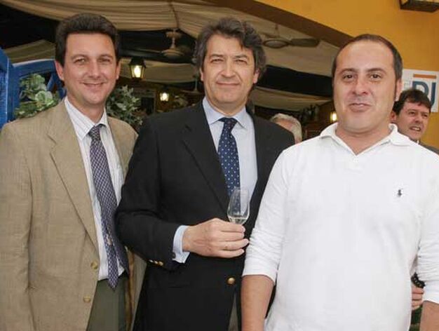 C&eacute;sar Salada&ntilde;a, director general del Consejo del vino, junto a nuestro redactor &Aacute;ngel Espejo y el gerente Miguel Berraquero.  

Foto: Vanessa Lobo