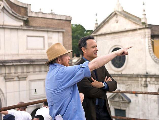 El director Ron Howard da instrucciones a Tom Hanks durante el rodaje.

Foto: Sony Pictures