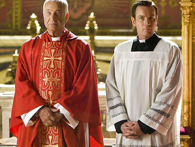 El cardenal Strauss (Armin Mueller-Stahl) y el camarlengo (Ewan McGregor).

Foto: Sony Pictures