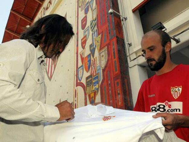 Javi Navarro llegaba al estadio firmando camisetas a sus seguidores.

Foto: Manuel G&oacute;mez