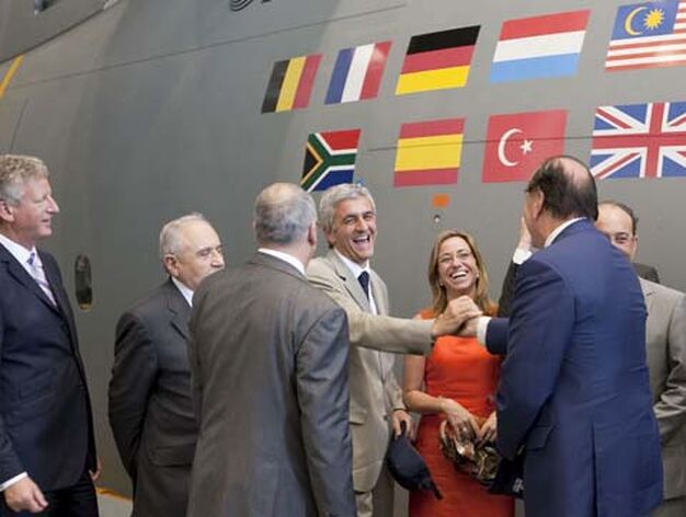 Los ministros de Defensa de Francia y Reino Unido se felicitan efusivamente entre el resto de ministros de los pa&iacute;ses socios del proyecto durante su visita a EADS-CASA para ver el A400M.

Foto: Julio Mu&ntilde;oz (Efe)