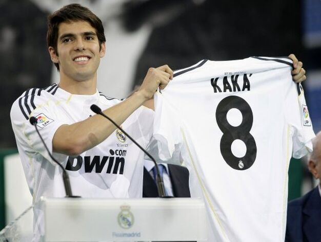 Kak&aacute; muestra el n&uacute;mero que llevar&aacute; en el Madrid, el dorsal que ha vestido en los &uacute;ltimos a&ntilde;os el argentino Fernando Gago.