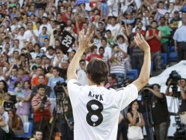 La nueva estrella del madridismo saluda a los m&aacute;s de 40.000 aficionados que se han dado cita en el estadio.