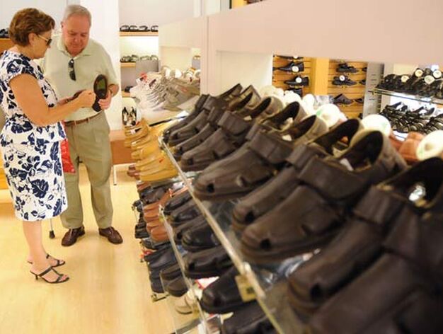 Un hombre y una mujer observan el precio de unos zapatos.

Foto: Juan Carlos V&aacute;quez