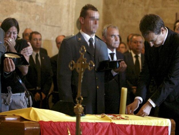 El Presidente del Gobierno Jos&eacute; Luis Rodr&iacute;guez Zapatero impone la cruz de oro al m&eacute;rito de la Guardia Civil a uno de los fallecidos. / Efe

Foto: Efe