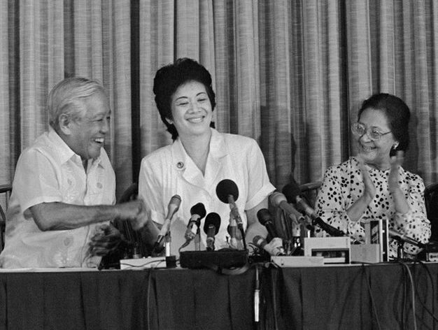 Aquino anuncia en 1985 que se presenta a las elecciones para hacer frente al partido dictatorial en el poder. / AFP Photo &middot; Reuters